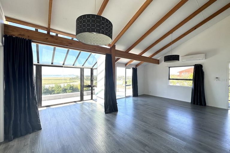 Photo of property in 195 West Harbour Drive, West Harbour, Auckland, 0618