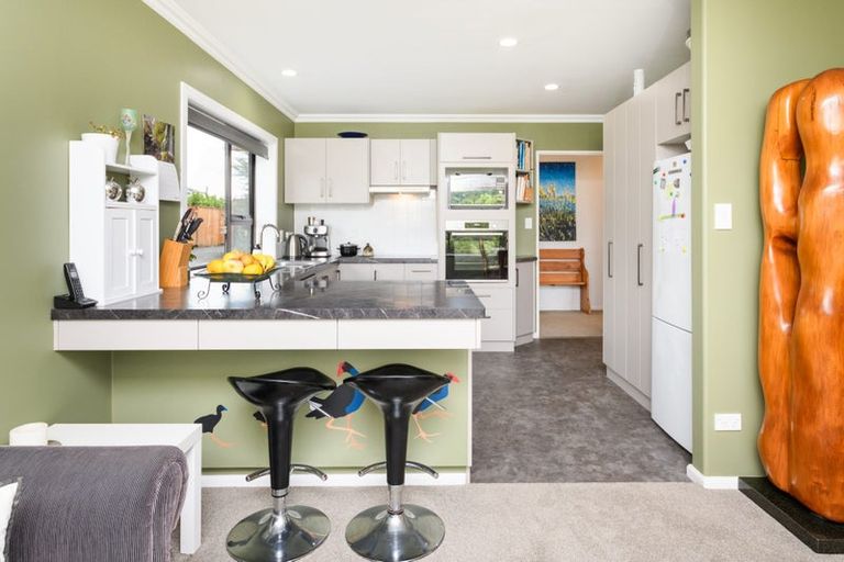 Photo of property in 11 Greenwood Place, Fitzherbert, Palmerston North, 4410