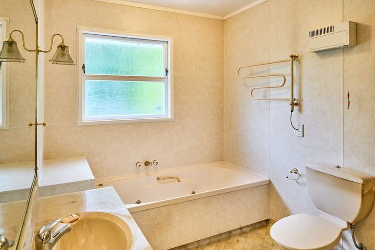 Photo of property in 17 Annan Grove, Papakowhai, Porirua, 5024