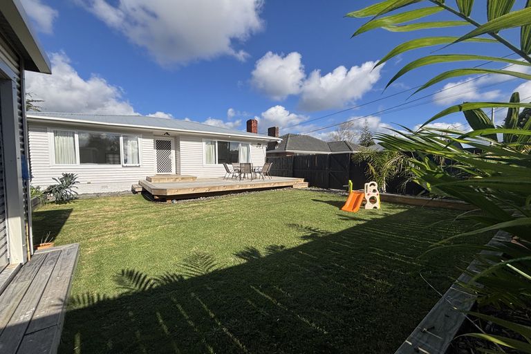 Photo of property in 16 Taikata Road, Te Atatu Peninsula, Auckland, 0610