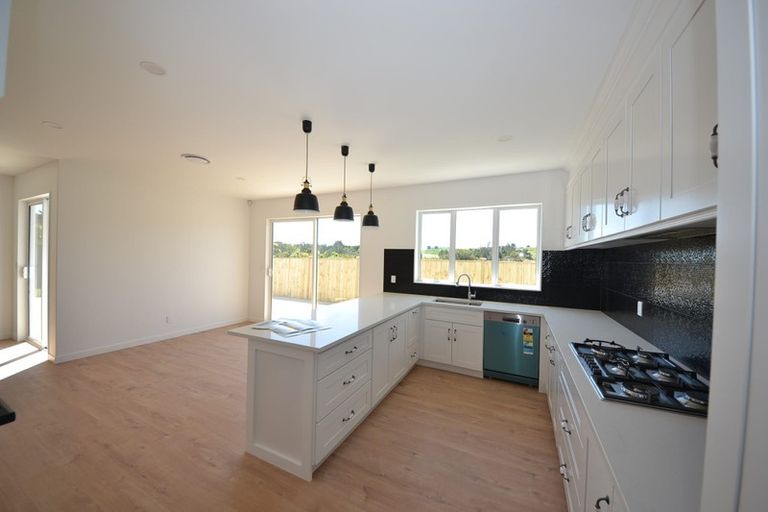 Photo of property in 32 Johns Creek Crescent, Silverdale, 0932