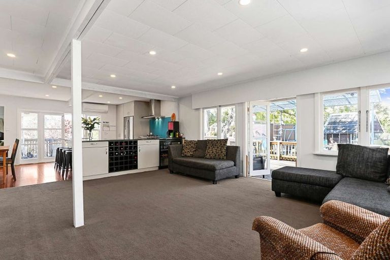 Photo of property in 32 Kashmir Road, Glen Eden, Auckland, 0602