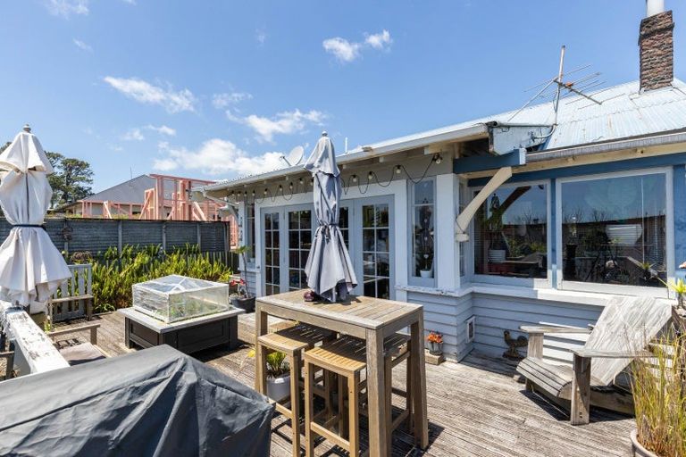 Photo of property in 16 Bulteel Street, New Plymouth, 4310