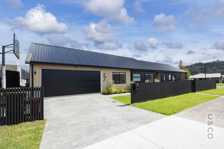 Photo of property in 7 Robert Might Road, Kumeu, 0810