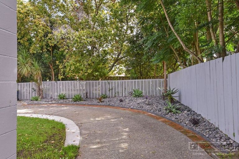Photo of property in 2/240 Forrest Hill Road, Forrest Hill, Auckland, 0620