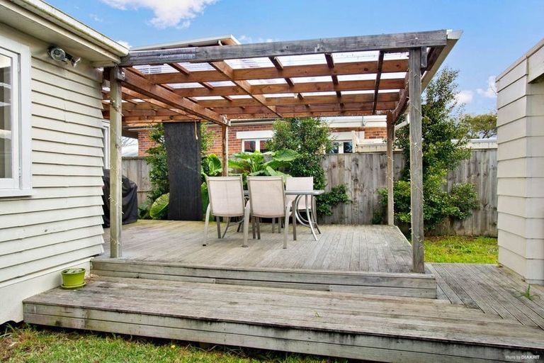 Photo of property in 37 Titirangi Road, New Lynn, Auckland, 0600