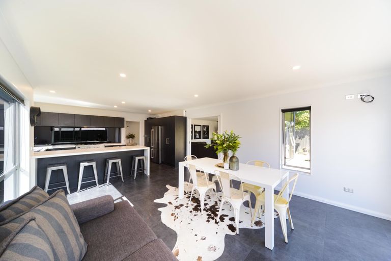 Photo of property in 6 D'urville Place, Kelvin Grove, Palmerston North, 4414