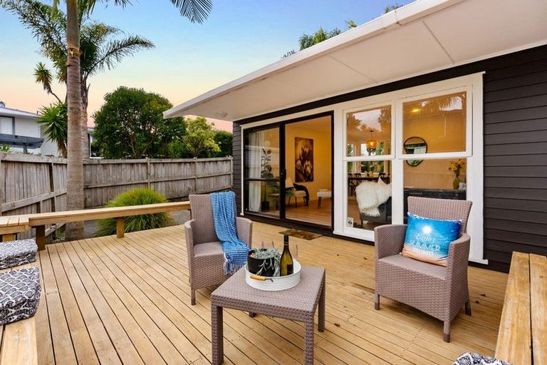 Photo of property in 21 Lantana Road, Green Bay, Auckland, 0604