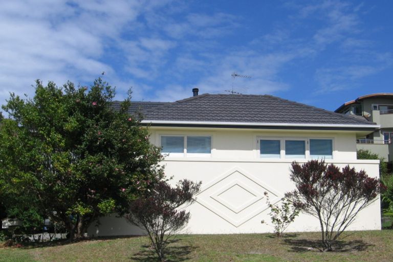 Photo of property in 11 Garadice Road, Rothesay Bay, Auckland, 0630