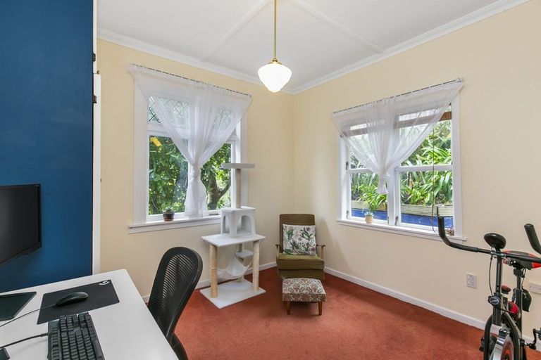 Photo of property in 94 Sutherland Road, Melrose, Wellington, 6023