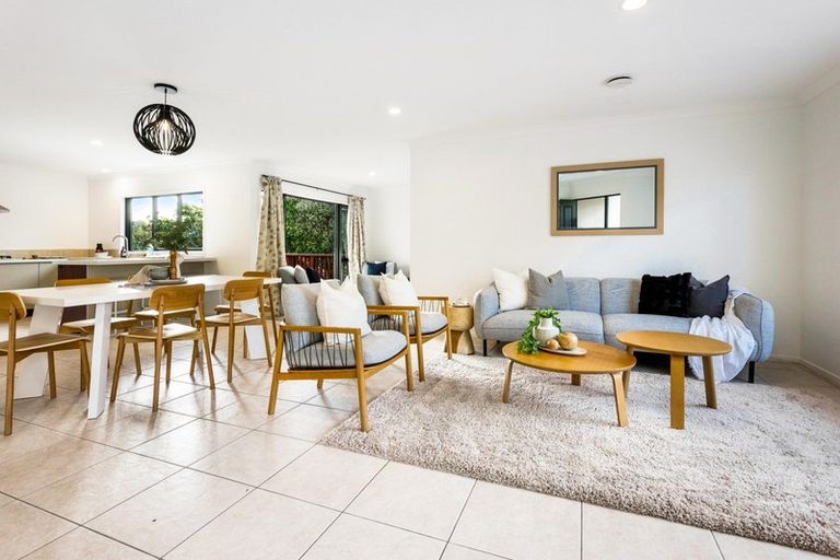 Photo of property in 40 Rising Parade, Fairview Heights, Auckland, 0632