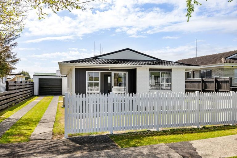 Photo of property in 1 Hilton Road, St Andrews, Hamilton, 3200