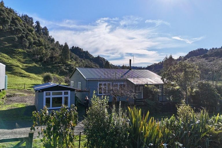 Photo of property in 254 Mangaonga Road, Ahititi, Urenui, 4378