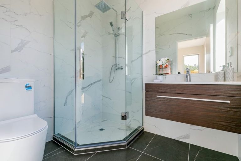 Photo of property in 14 Ropere Street, Kumeu, 0810