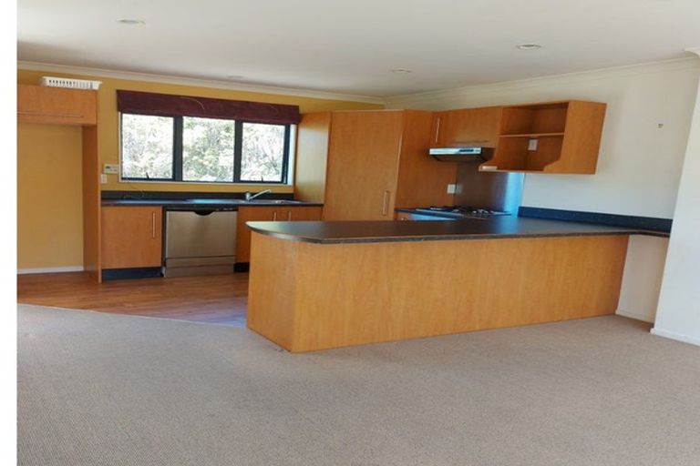 Photo of property in 2 Stella Grove, Newlands, Wellington, 6037