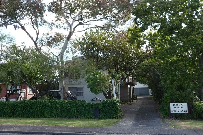 Photo of property in 32 Kervil Avenue, Te Atatu Peninsula, Auckland, 0610
