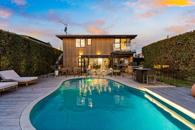 Photo of property in 172 Bleakhouse Road, Mellons Bay, Auckland, 2014