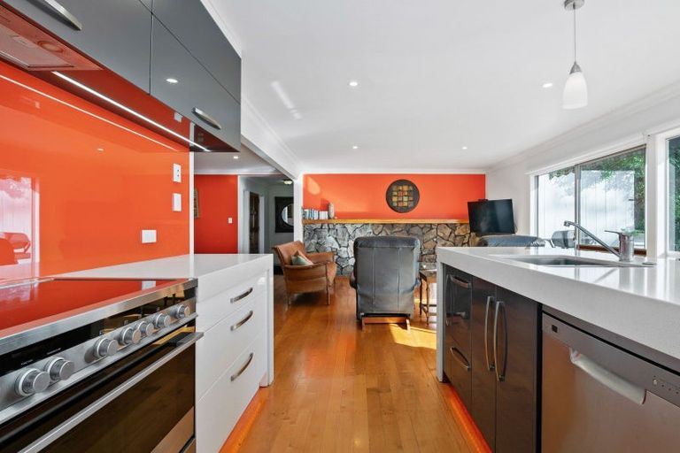 Photo of property in 5 Naera Place, Kawaha Point, Rotorua, 3010