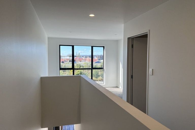 Photo of property in 5 Aramata Road, Papakura, 2110