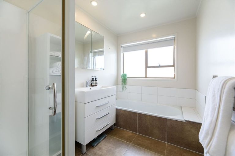 Photo of property in 1/5 Gulf View Road, Murrays Bay, Auckland, 0630