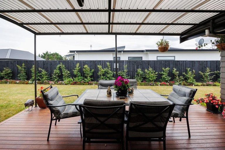 Photo of property in 71 Johnstone Drive, Fitzherbert, Palmerston North, 4410