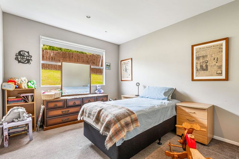 Photo of property in 1 Gavinike Place, Waimauku, 0812