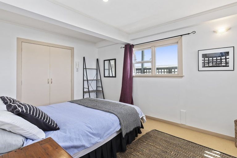 Photo of property in 2 Robieson Lane, Roseneath, Wellington, 6011