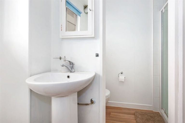 Photo of property in 10/35 Mana Esplanade, Paremata, Porirua, 5026