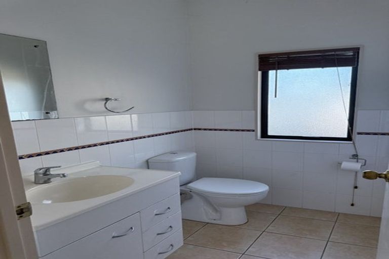 Photo of property in 11 Trotting Terrace, Fairview Heights, Auckland, 0632