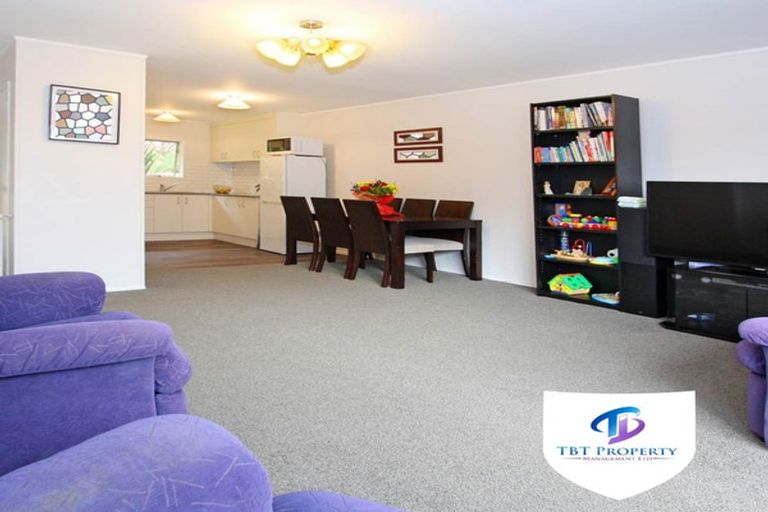 Photo of property in 2/20 Challen Close, Conifer Grove, Takanini, 2112
