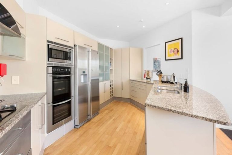 Photo of property in 24a Grafton Road, Roseneath, Wellington, 6011