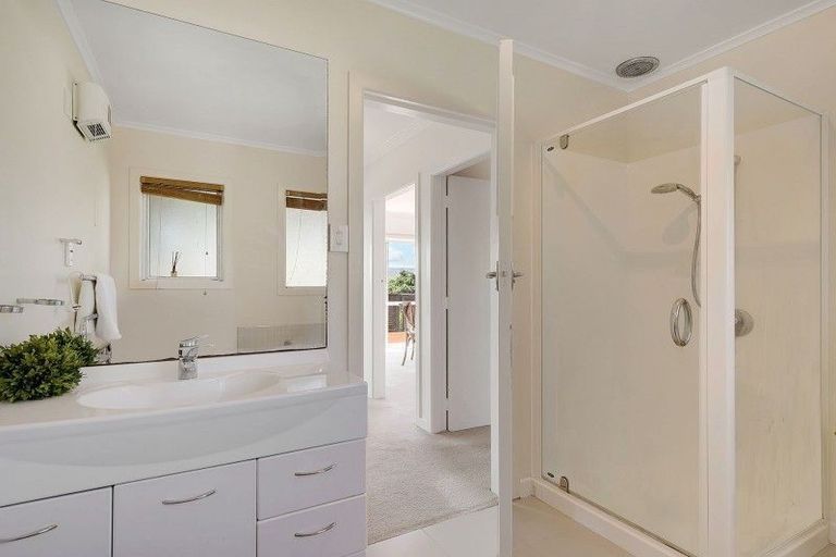 Photo of property in 2 Karoro Place, Paremata, Porirua, 5024