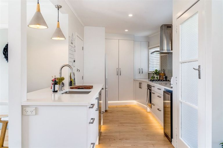 Photo of property in 15 Camelot Place, Glenfield, Auckland, 0629