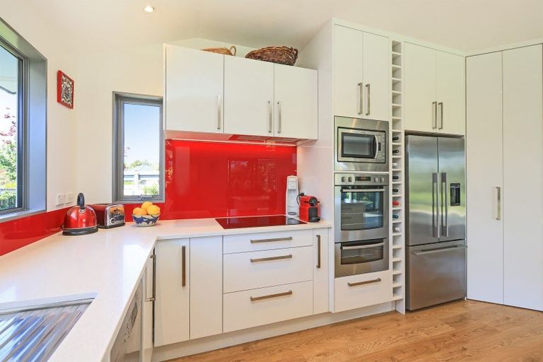 Photo of property in 14 Raven Grove, Havelock North, 4130