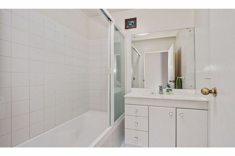 Photo of property in 4 Tern Place, Unsworth Heights, Auckland, 0632