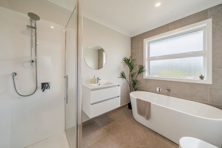 Photo of property in 15 Rewarewa Way, Timberlea, Upper Hutt, 5018