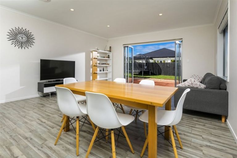 Photo of property in 15 Fruitlands Road, Kumeu, 0810