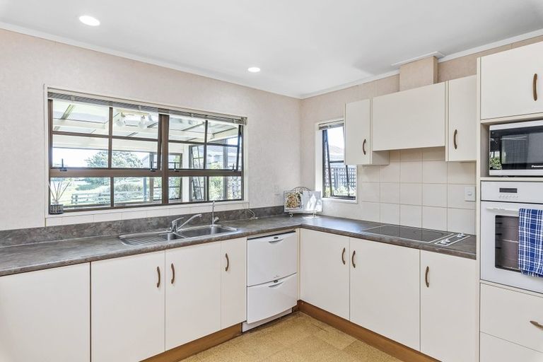 Photo of property in 14 Hastings Street, Waikanae Beach, Waikanae, 5036