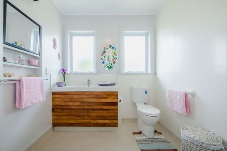 Photo of property in 72 Raumati Road, Raumati Beach, Paraparaumu, 5032