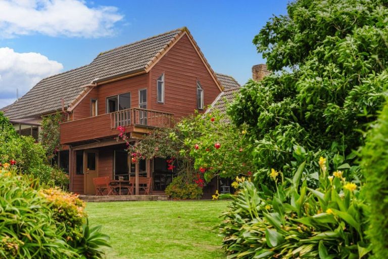 Photo of property in 11 Chelverton Terrace, Red Beach, 0932