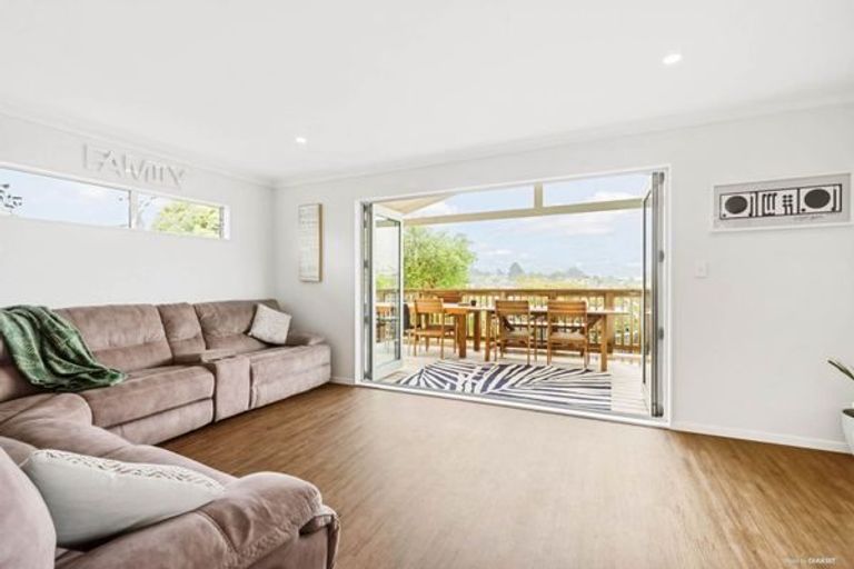 Photo of property in 28 Hueglow Rise, West Harbour, Auckland, 0618