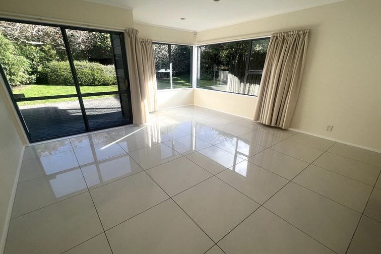 Photo of property in 122 Westchester Drive, Churton Park, Wellington, 6037