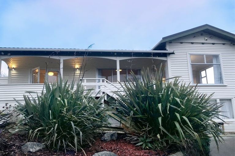 Photo of property in 2 Bayview Road, Paremata, Porirua, 5024