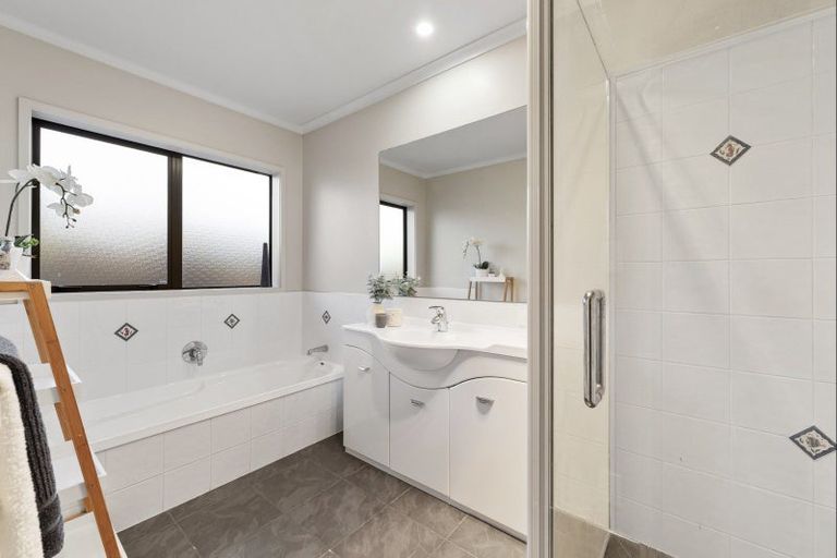 Photo of property in 33 Saint Heliers Place, Papamoa Beach, Papamoa, 3118