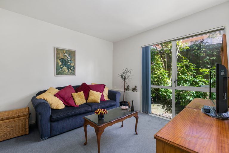Photo of property in 22 Margaret Henry Crescent, Oteha, Auckland, 0632