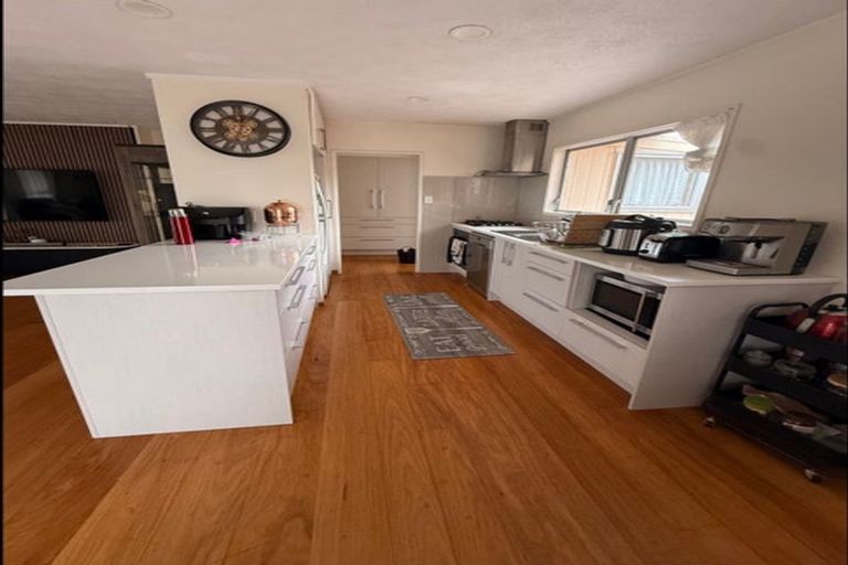 Photo of property in 16 Allington Road, Massey, Auckland, 0614