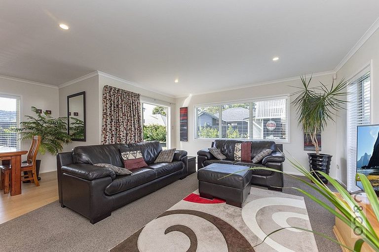 Photo of property in 8 Larmer Drive, Kumeu, 0810