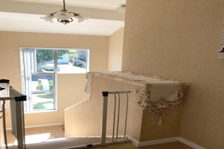 Photo of property in 1/4 Mossop Rise, Glenfield, Auckland, 0629