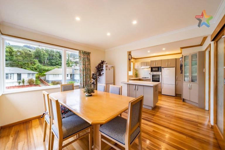 Photo of property in 30 Kiwi Crescent, Tawa, Wellington, 5028