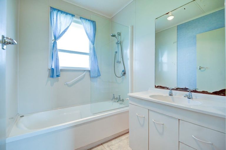Photo of property in 28 Suther Street, Waverley, 4510